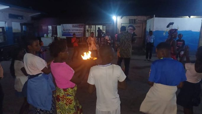 Et une grande fête de clôture autour d'un feu de camp
