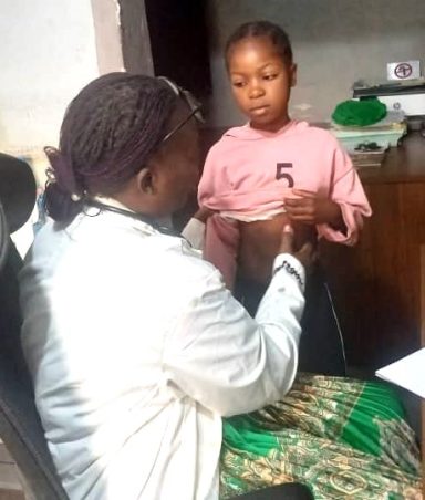 Examen médical des enfants